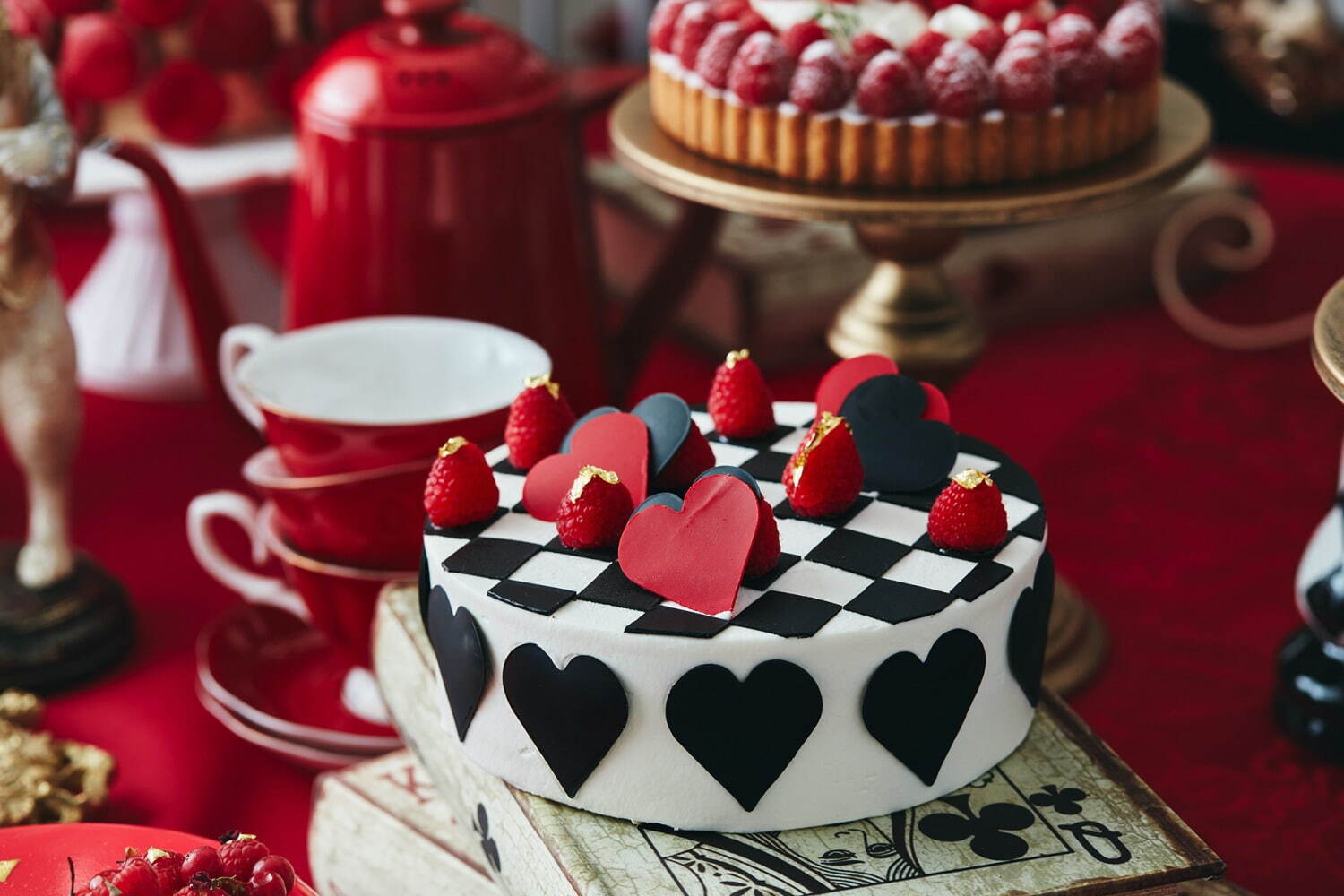 ヒルトン広島『不思議の国のアリス』着想のスイーツビュッフェ