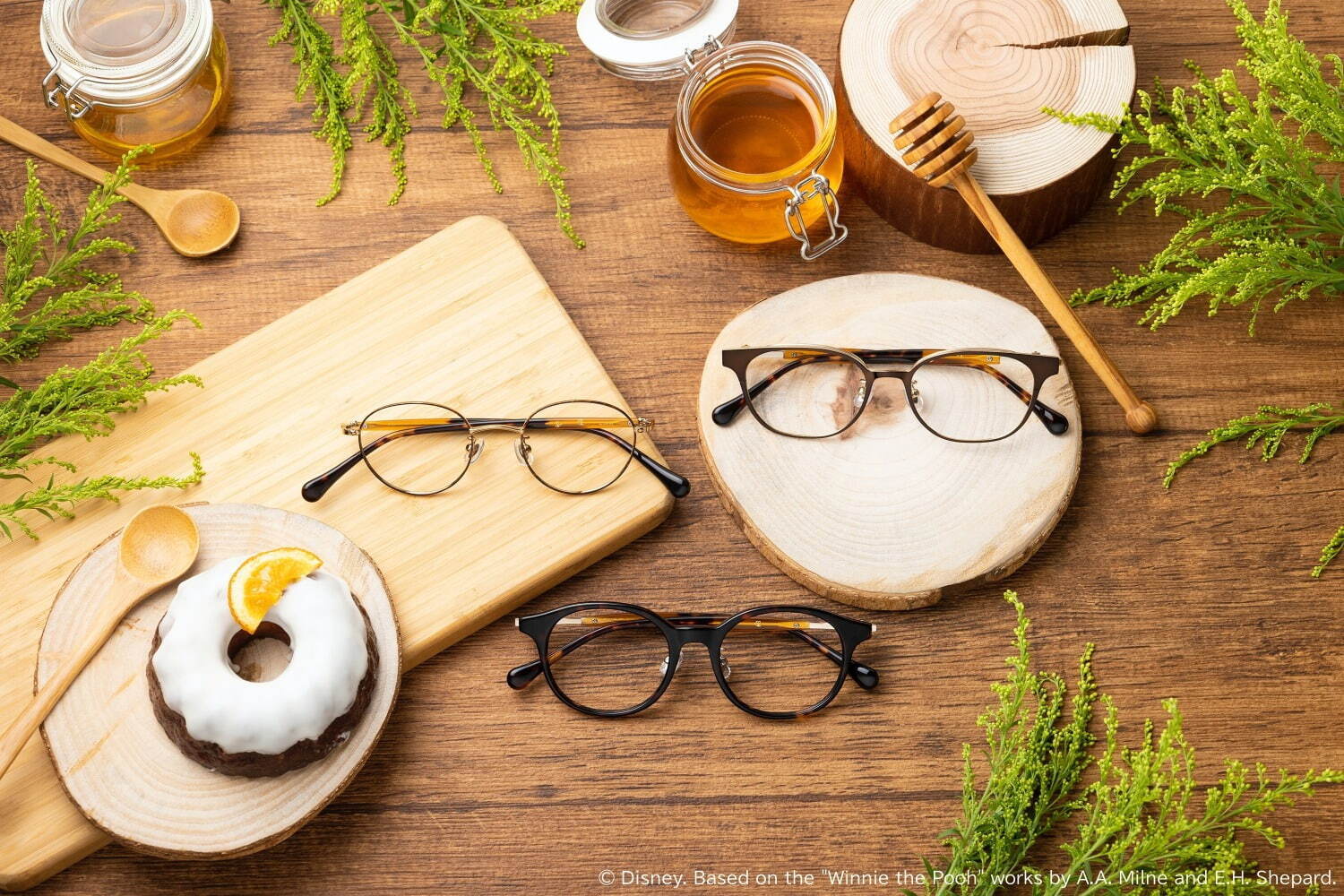 Zoff「くまのプーさん」のアイウェア、“はちみつをつまみ食いする”プー