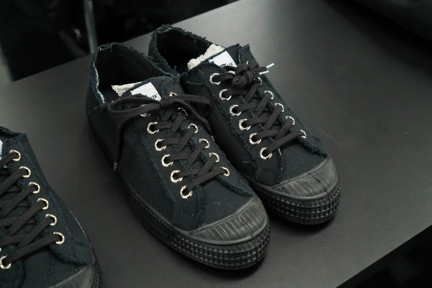 ブラック・コム デ ギャルソン×ノヴェスタのコラボスニーカー
