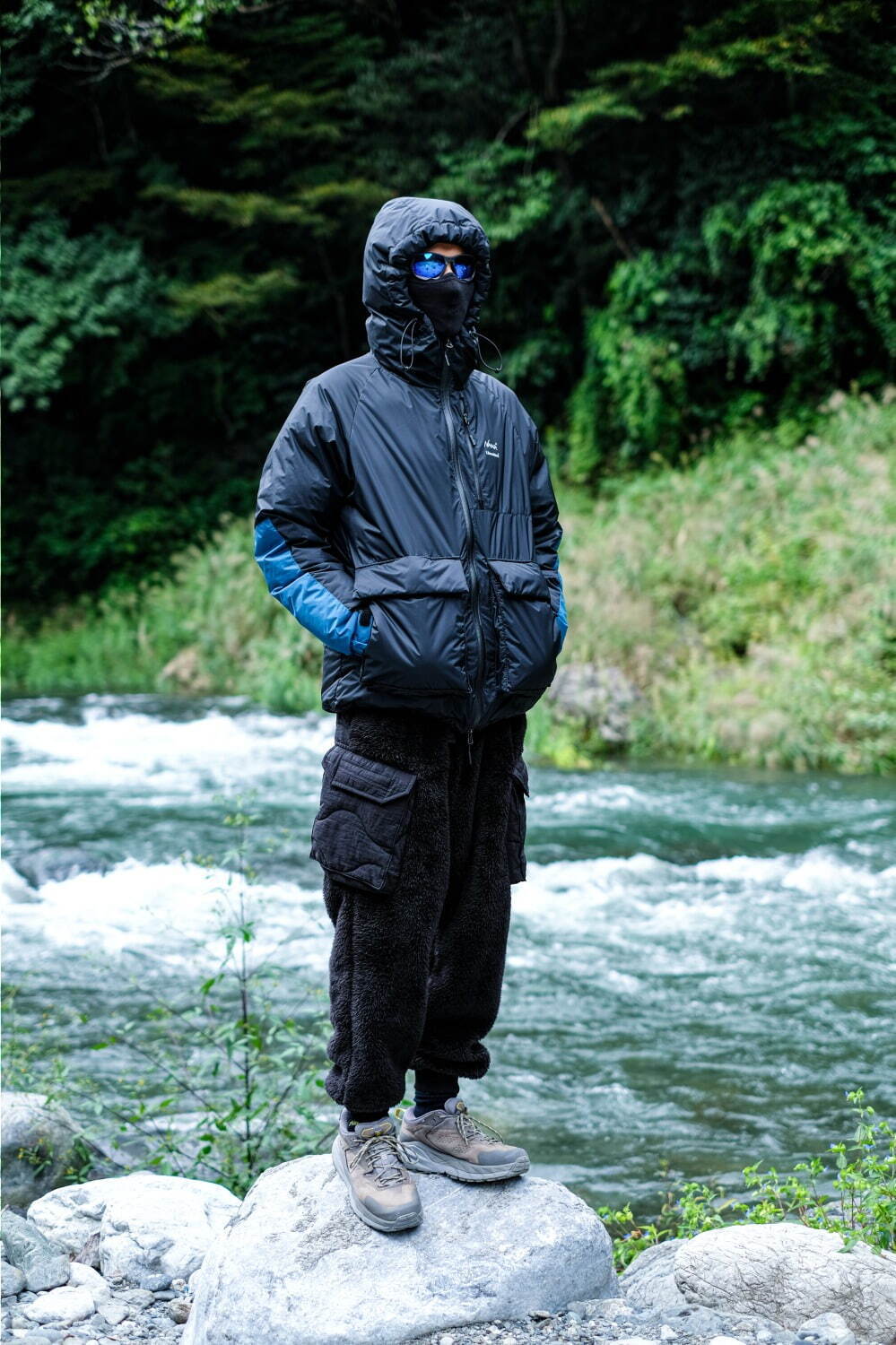 ナンガ×リベレイダースのコラボダウンジャケット、マグネット付き