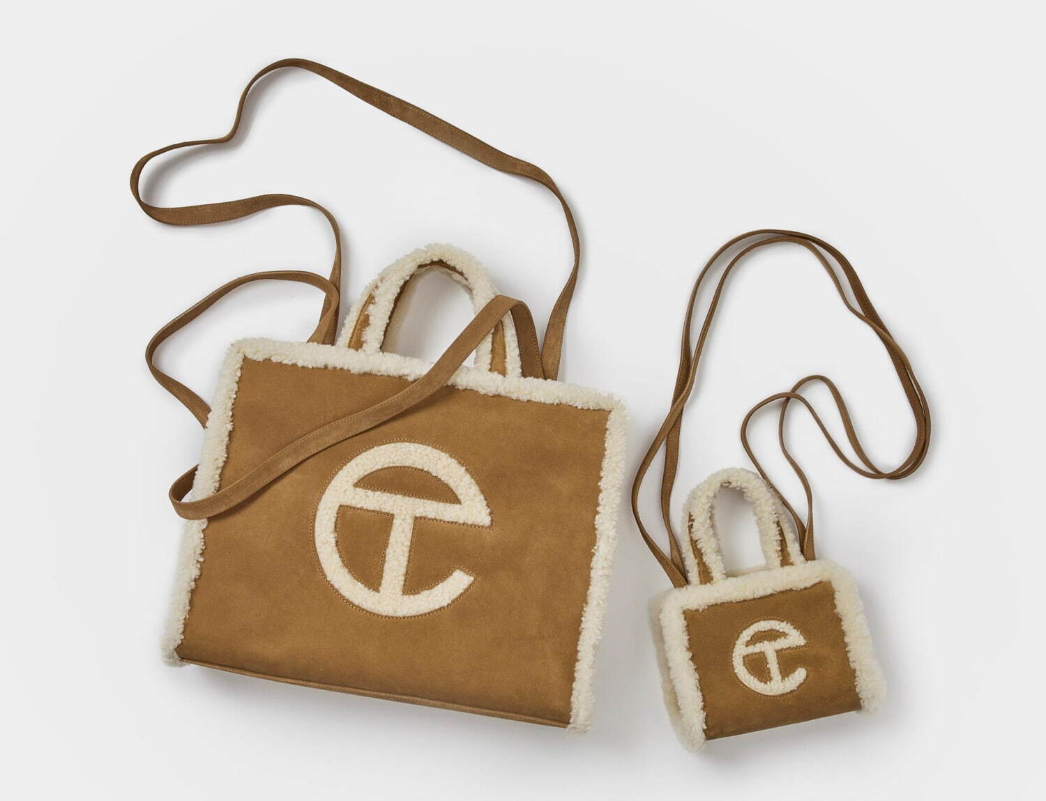 UGG×テルファーのコラボバッグ再販、シープスキン＆スエードの“ロゴ