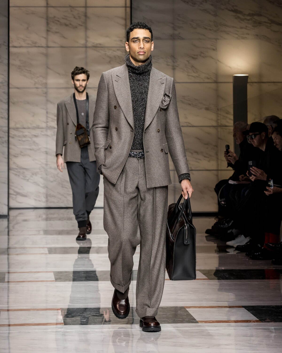 ジョルジオ アルマーニ 2023年秋冬メンズコレクション - 灰色に濡れる