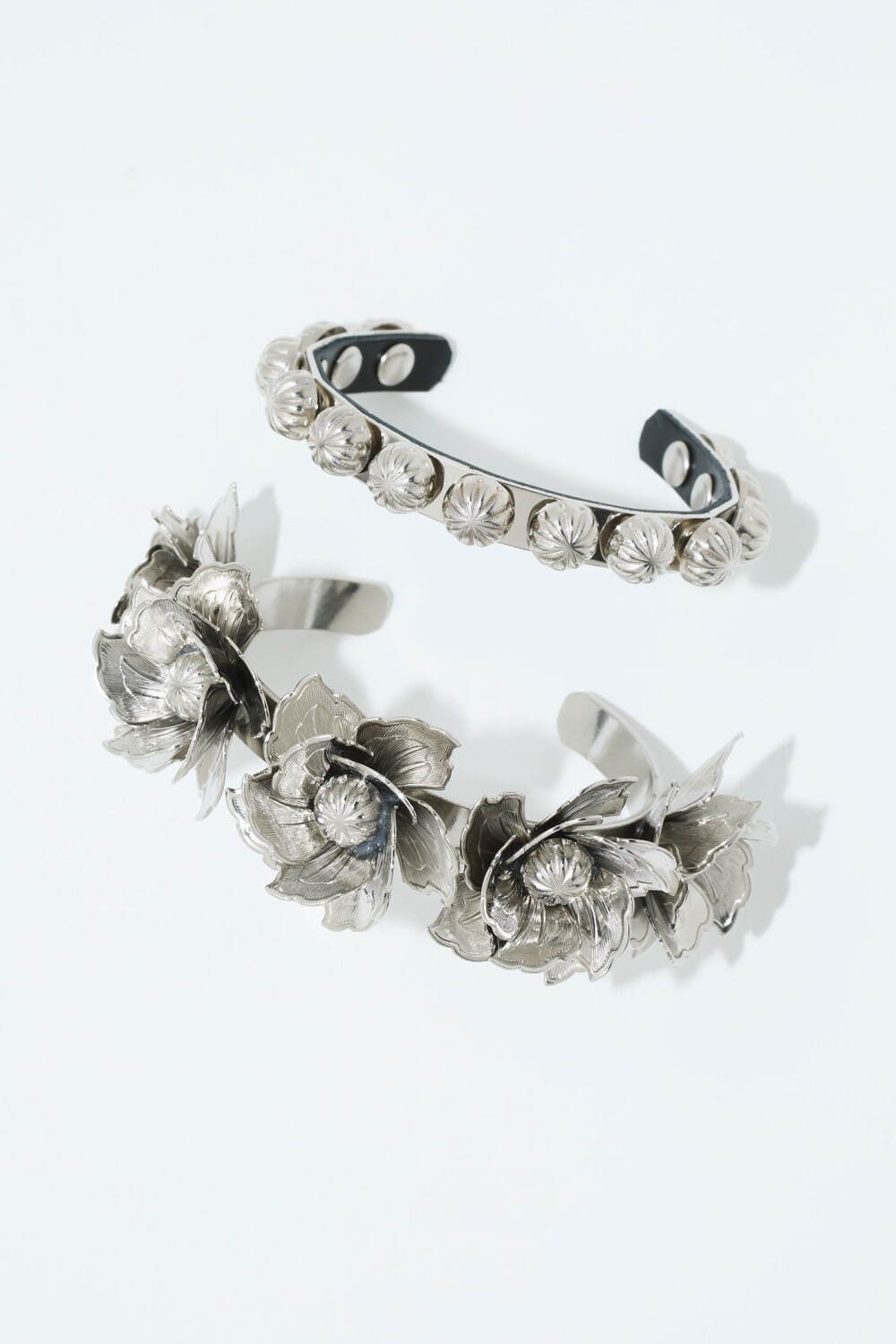 TOGAの2023年秋冬アクセサリー、“花咲く”メタルピアス＆フリンジ