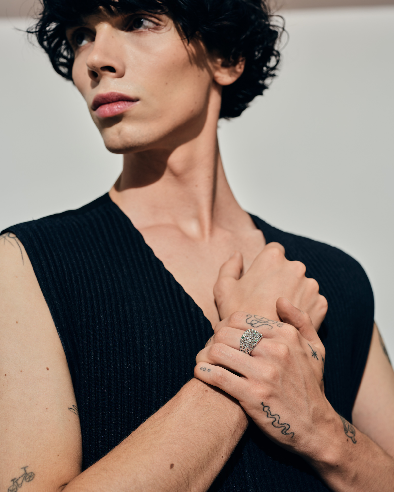 トムウッド」が創設10周年記念コレクションを発表、第1弾はシグネット