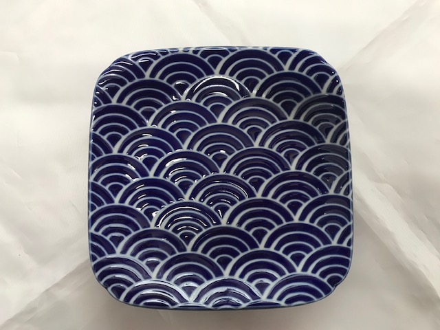 ルリ色がきれいな波模様の四角いお皿です ルリ小紋波5．0角皿 茶碗