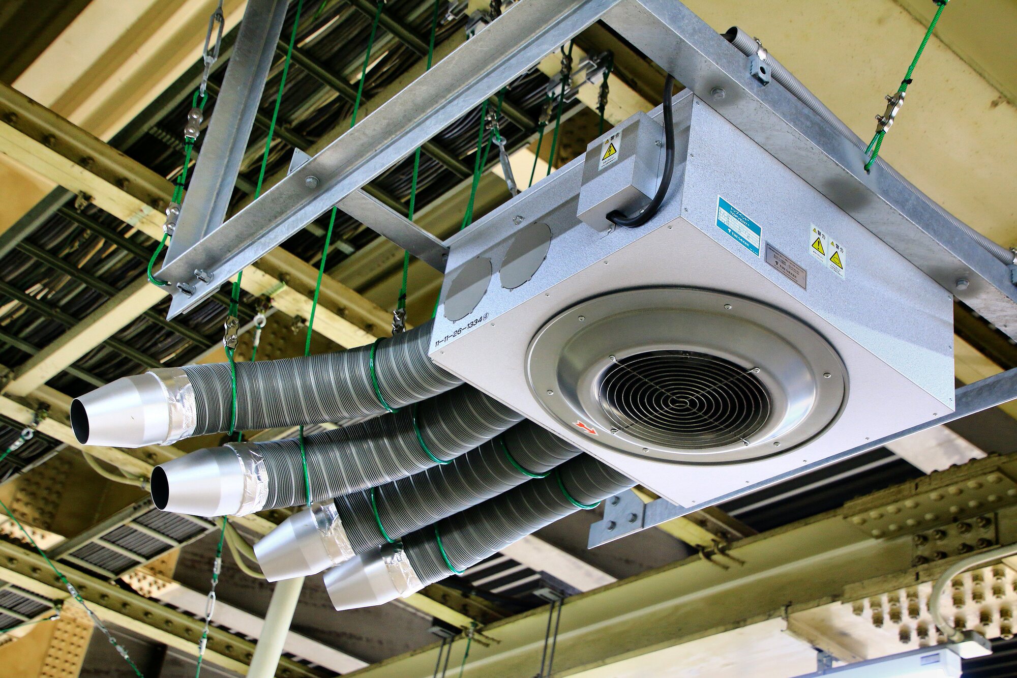 業務用スポットクーラーの特徴は？暑い工場や倉庫でのおすすめ製品