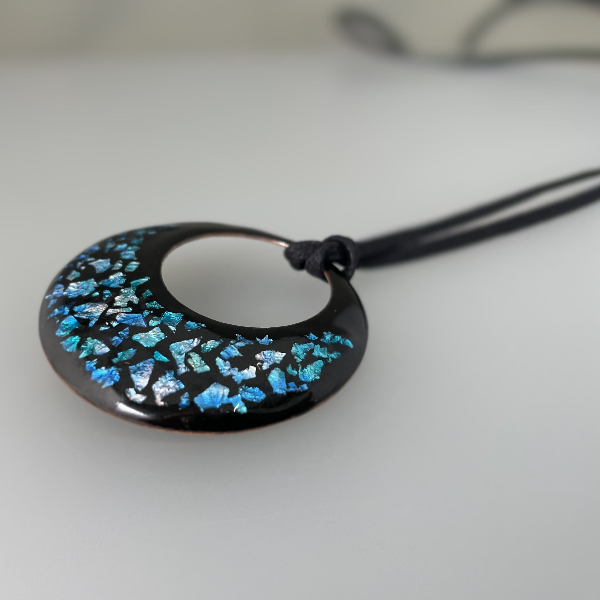 七宝焼アクセサリー 紐付きペンダント 銀箔 螺鈿風 変形ドーナツ