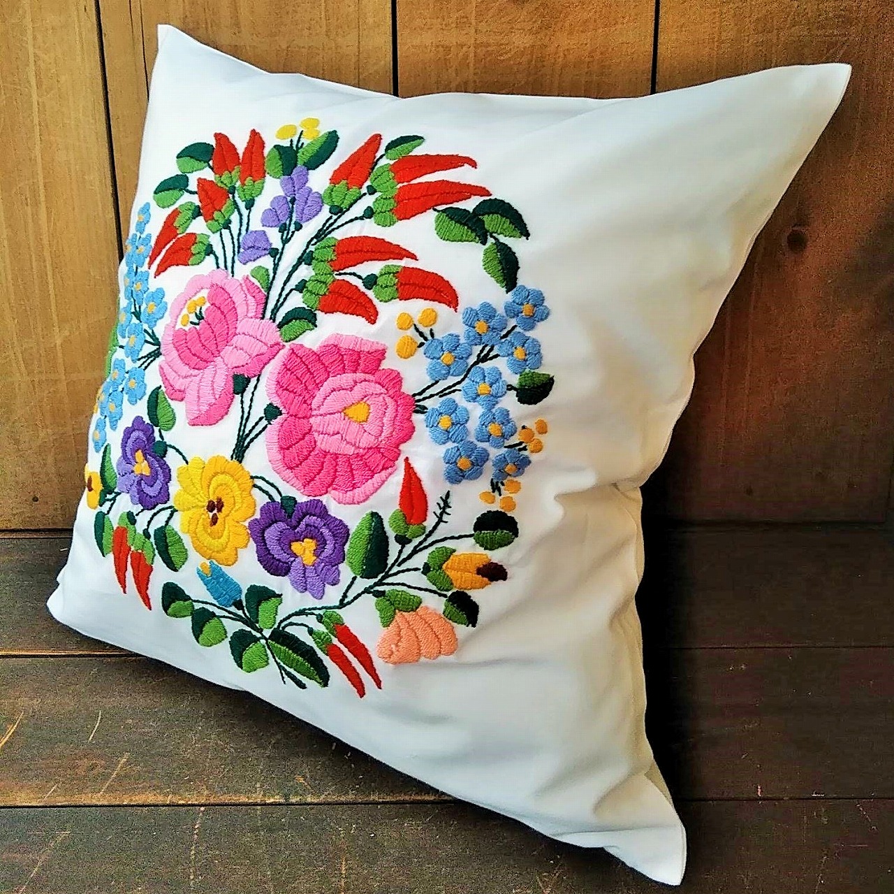 クッションカバー 40cm×40cm ホワイト - カロチャ刺繍