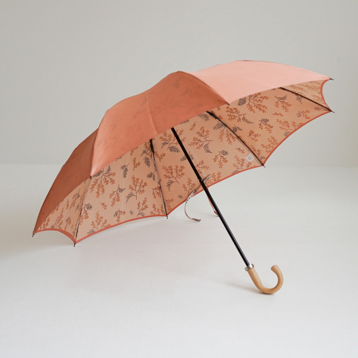 2WAY仕様の巾着傘袋がかわいい、花束のような裏ほぐし織の折りたたみ傘