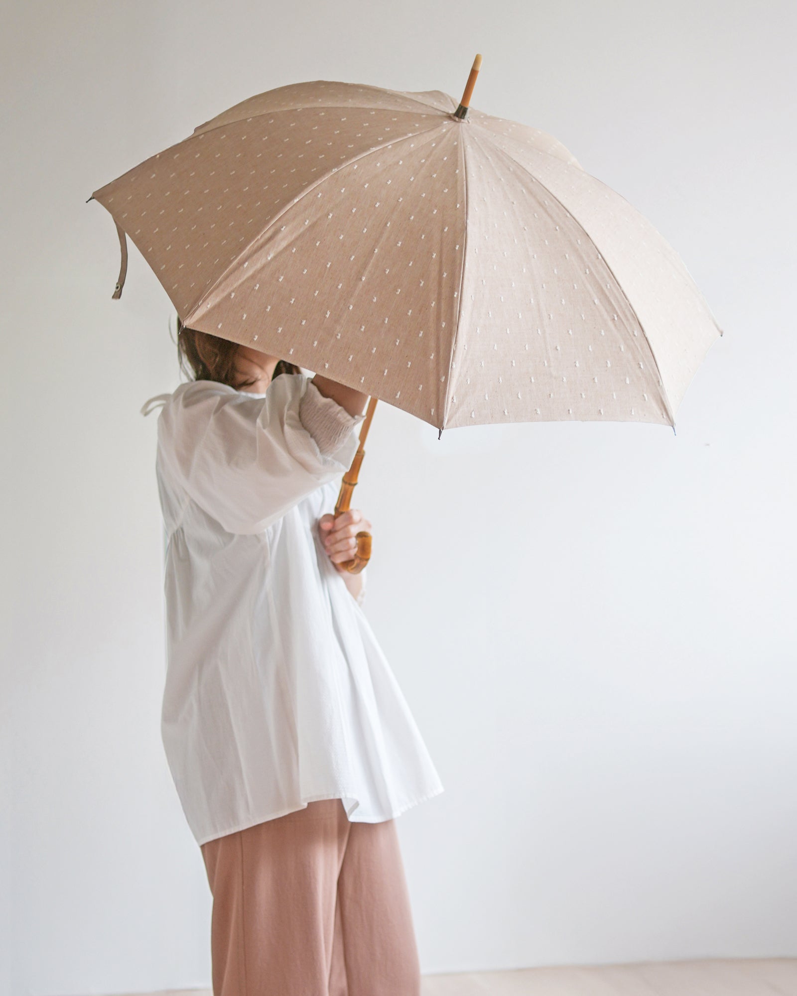 立体的なドット柄がかわいい、UVカット率99.9%以上・遮光率99.99％以上