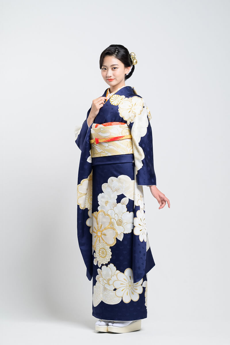 紺地に大胆な金彩の花は 美しさ纏う大人の古典柄 高級感漂う落ち着いた