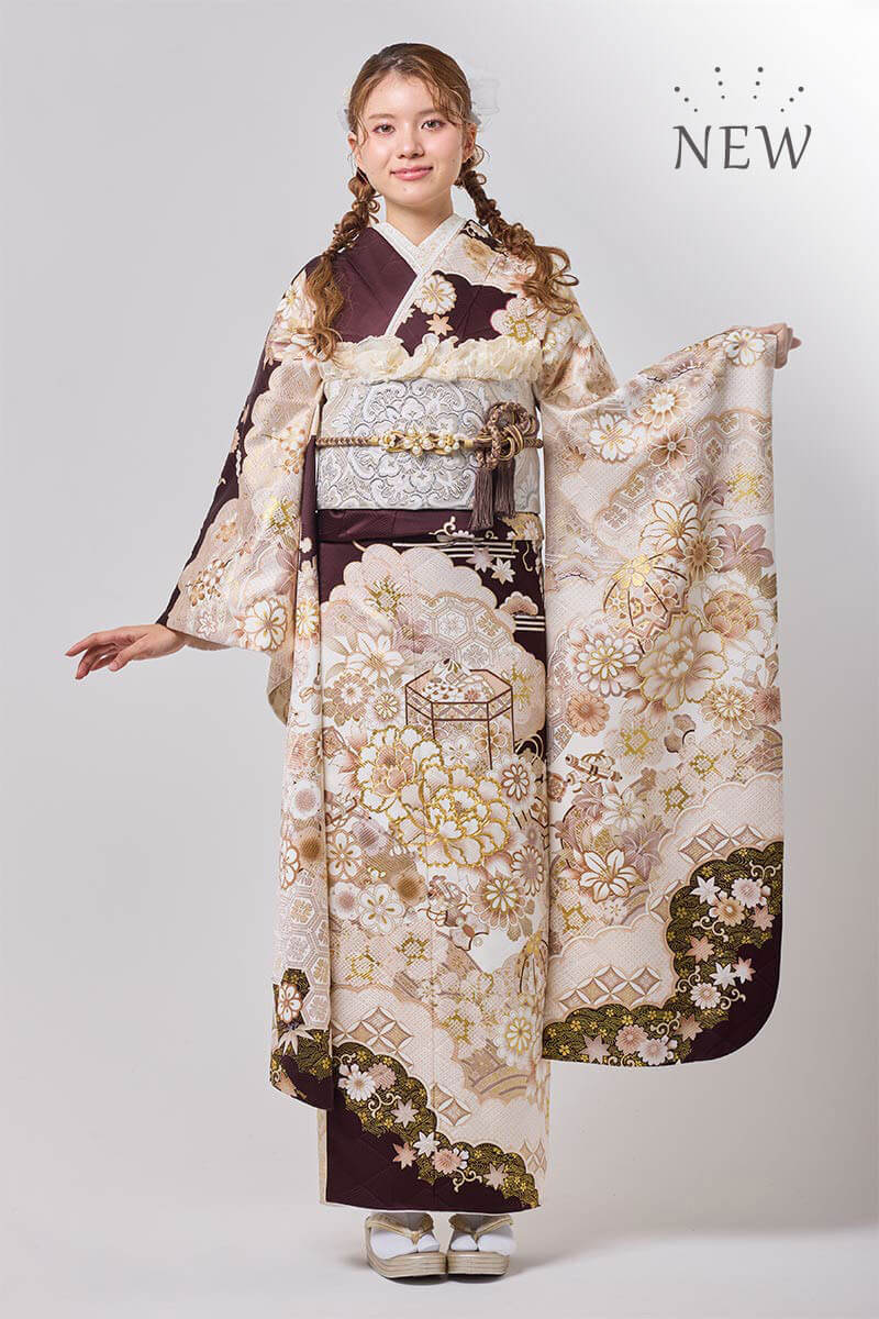 深みのある赤に大輪の花が美しい、気品と華やかさが際立つ一着 | 成人