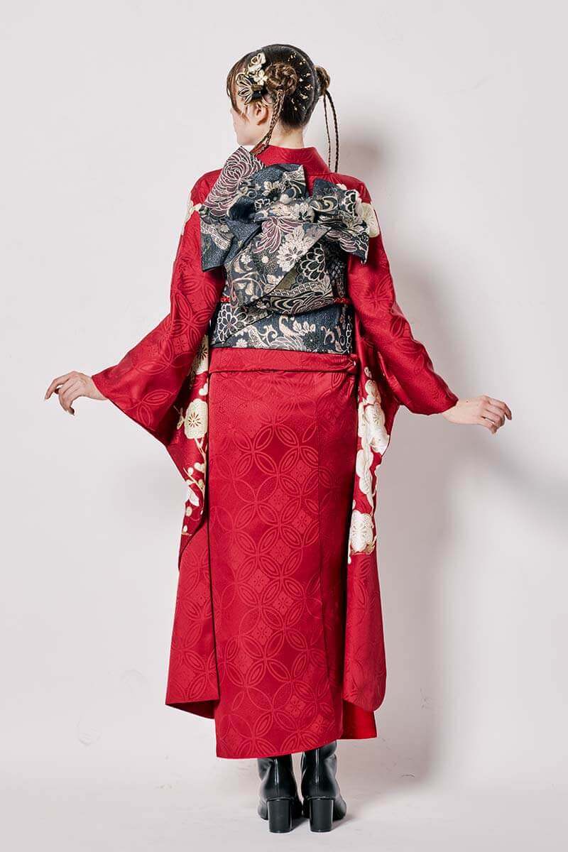 深みのある赤に大輪の花が美しい、気品と華やかさが際立つ一着 | 成人