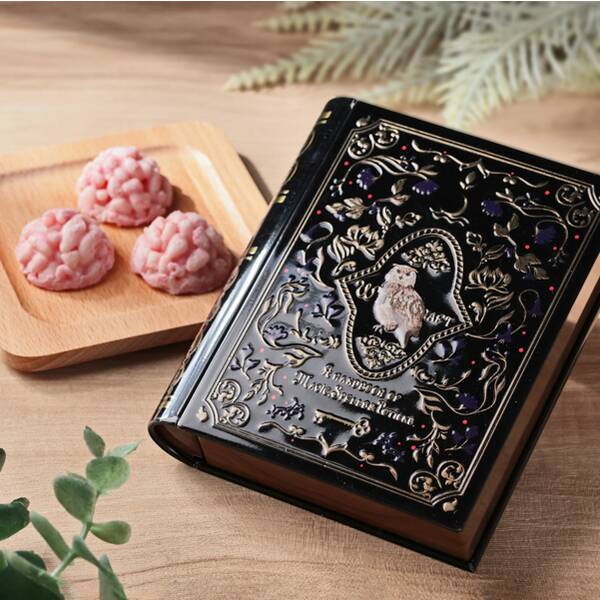 ミニミニ魔法辞書缶 チョコクランチ入り 1個 - カルディコーヒー