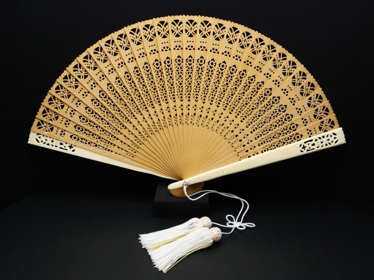 白檀象牙扇子（6寸）2021・2｜アロマ香る希少な白檀扇子に手彫り