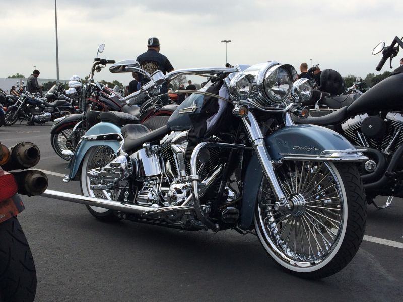 120/70-21ホワイトリボンタイヤが遂に発売 - ハーレーカスタムパーツ