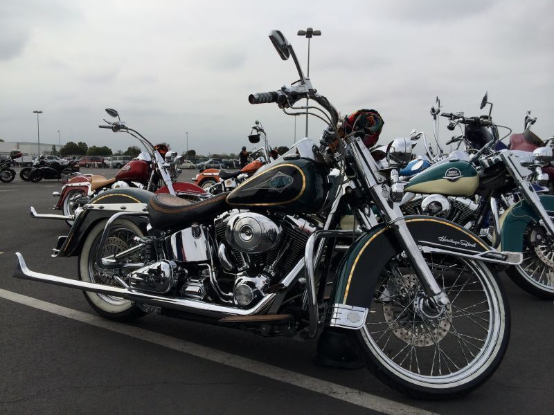 120/70-21ホワイトリボンタイヤが遂に発売 - ハーレーカスタムパーツ