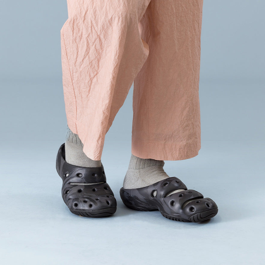 メンズ ヨギ サンダル | Black Marble | KEEN公式オンラインストア