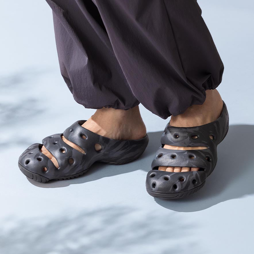 メンズ ヨギ サンダル | Black Marble | KEEN公式オンラインストア