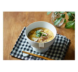 電気の力で、減塩食の塩味を約1.5倍に増強するスプーン・お椀を開発