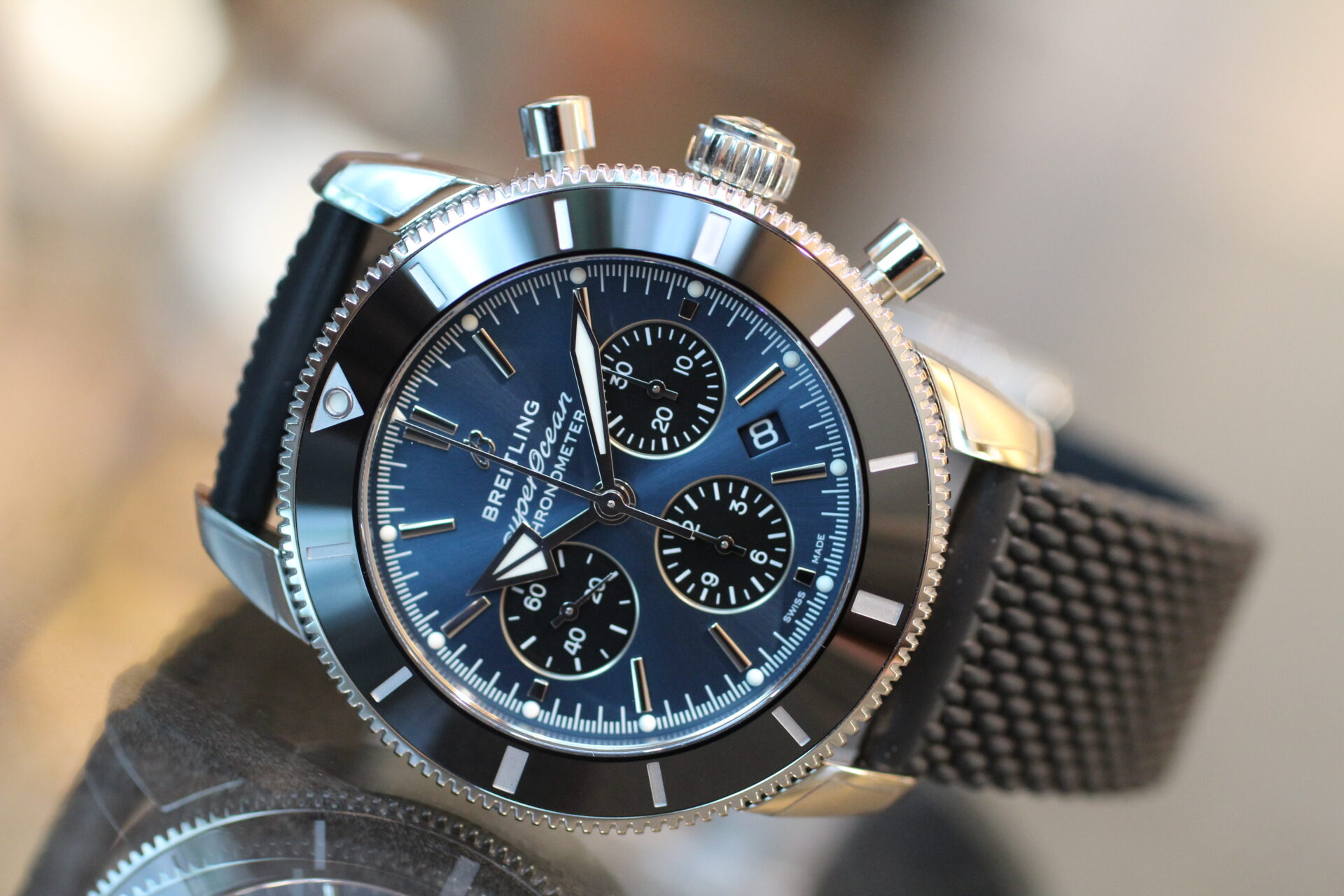 ブライトリング】ブルーダイヤルとブラックラバーベルトの組み合わせが