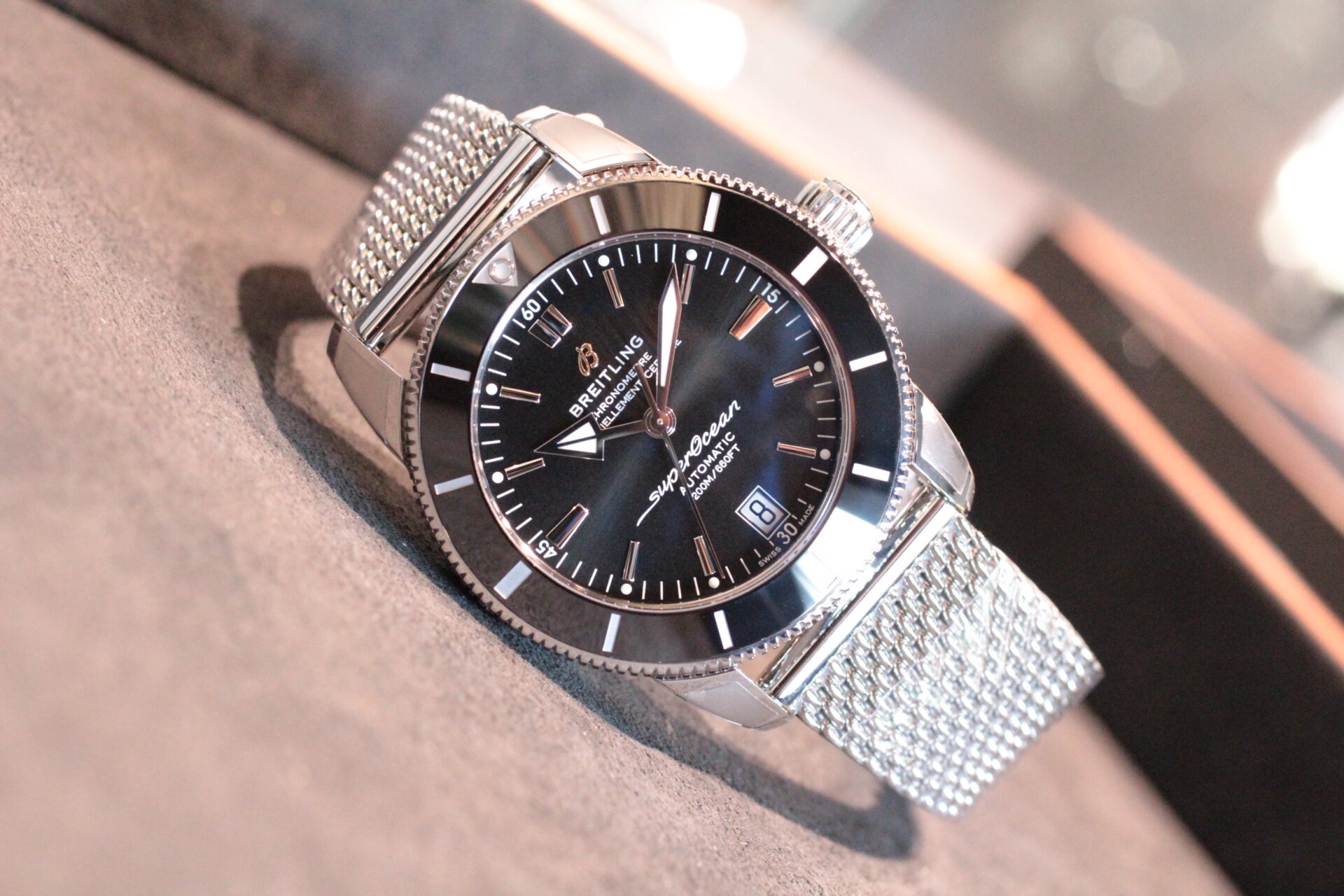 ブライトリング】メッシュベルトがオシャレなブラックダイヤルの