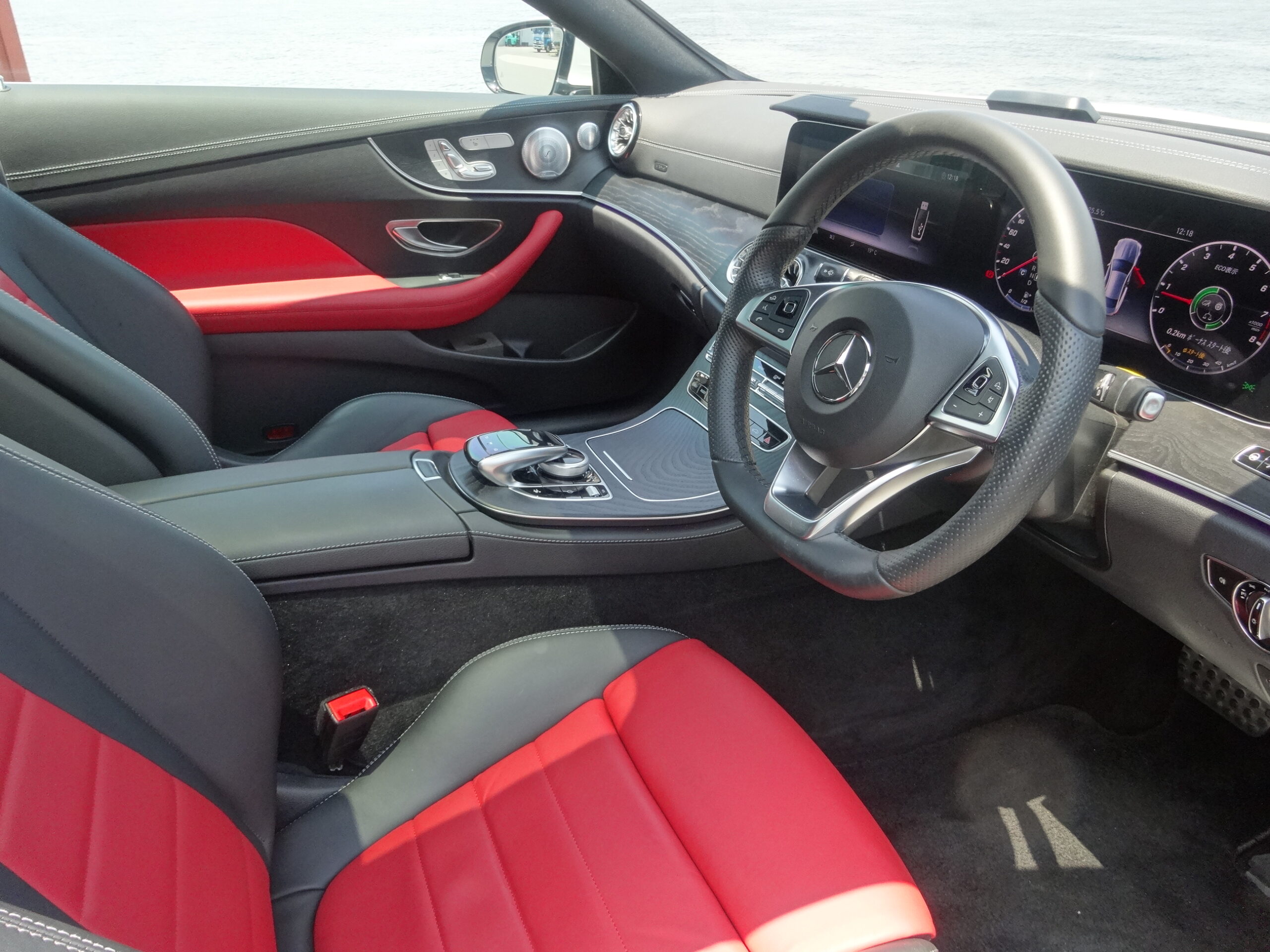 メルセデスベンツE200クーペ/スポーツ AMGスポーツPKG 赤/黒コンビ