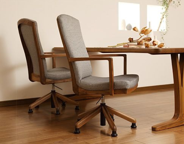 カリモクマイスターがオススメする、肘付きの回転式ダイニングチェア