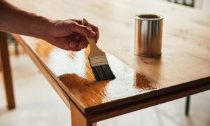 ダイニングテーブルをオイル仕上げにすると後悔するって本当？選び方の