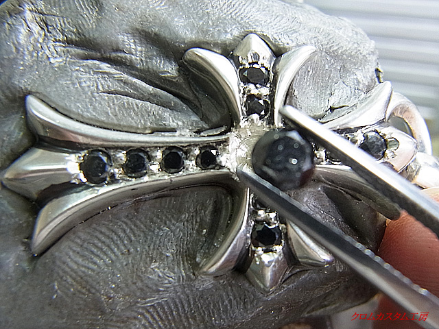 クロムハーツ CHクロスペンダント スモールwithベイル ブラックダイヤ