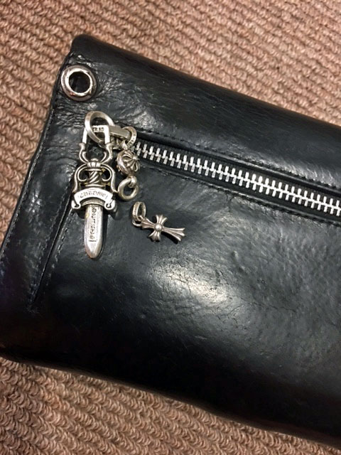 クロムハーツ ウェーブウォレット のファスナー引き手パーツ重ね付け