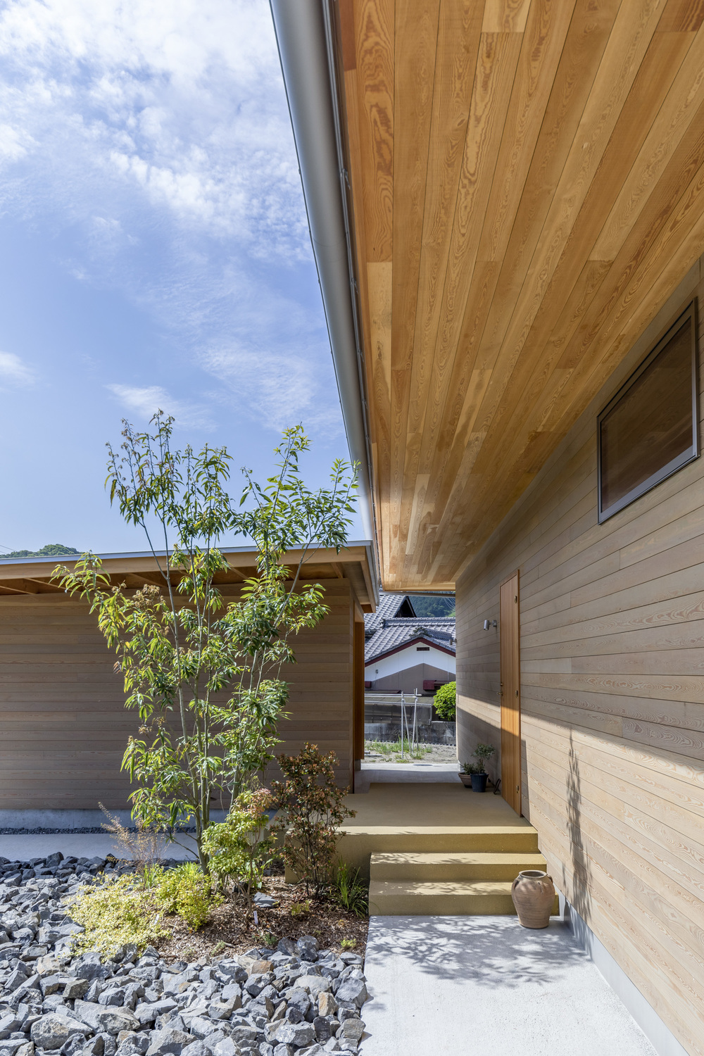 カラマツの外壁と軒天：Tsukuru Lab.更新｜事例・トピックス｜共栄木材