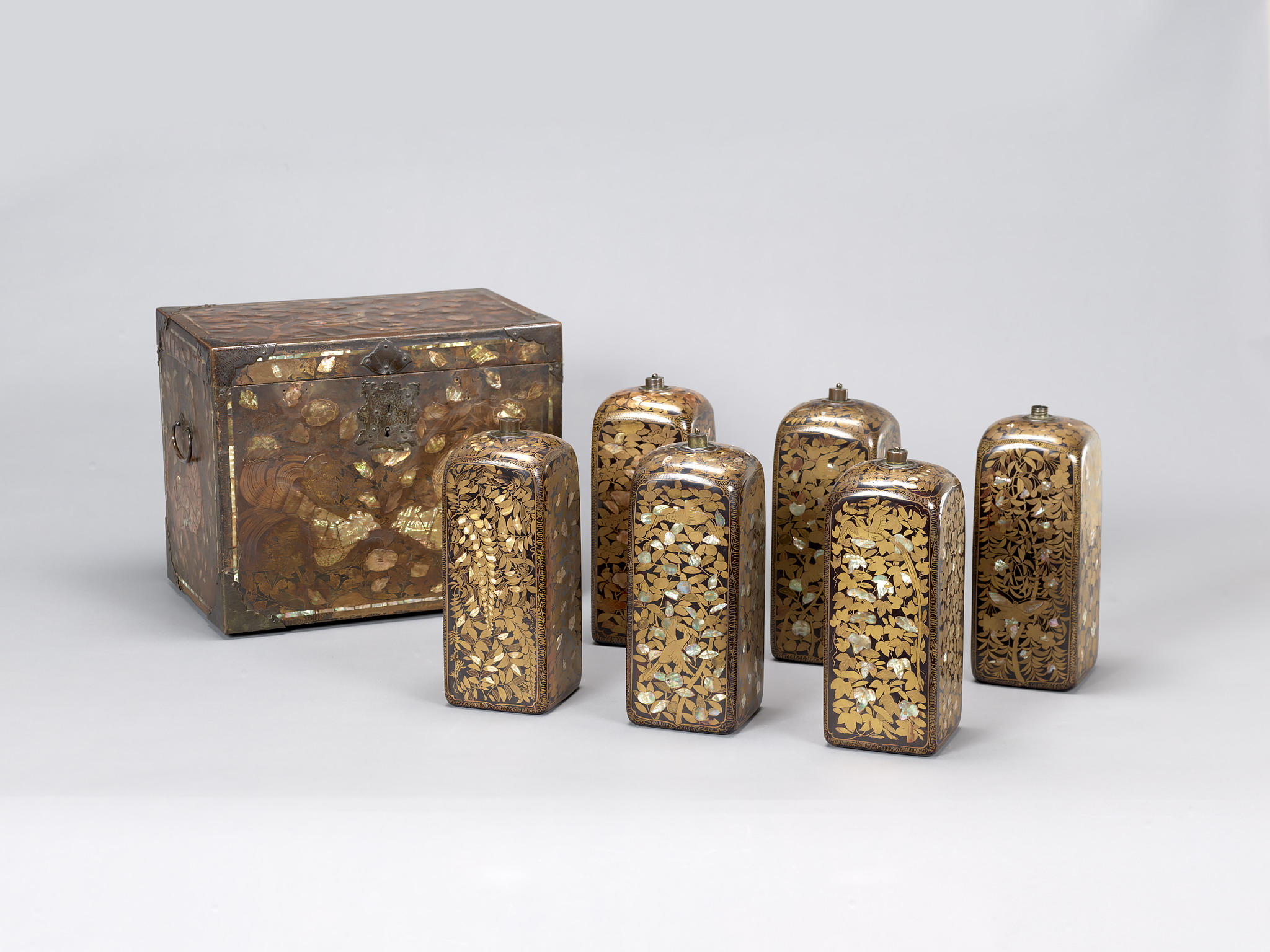 花鳥蒔絵螺鈿角徳利及び櫃 - 名品紹介 - 京都国立博物館