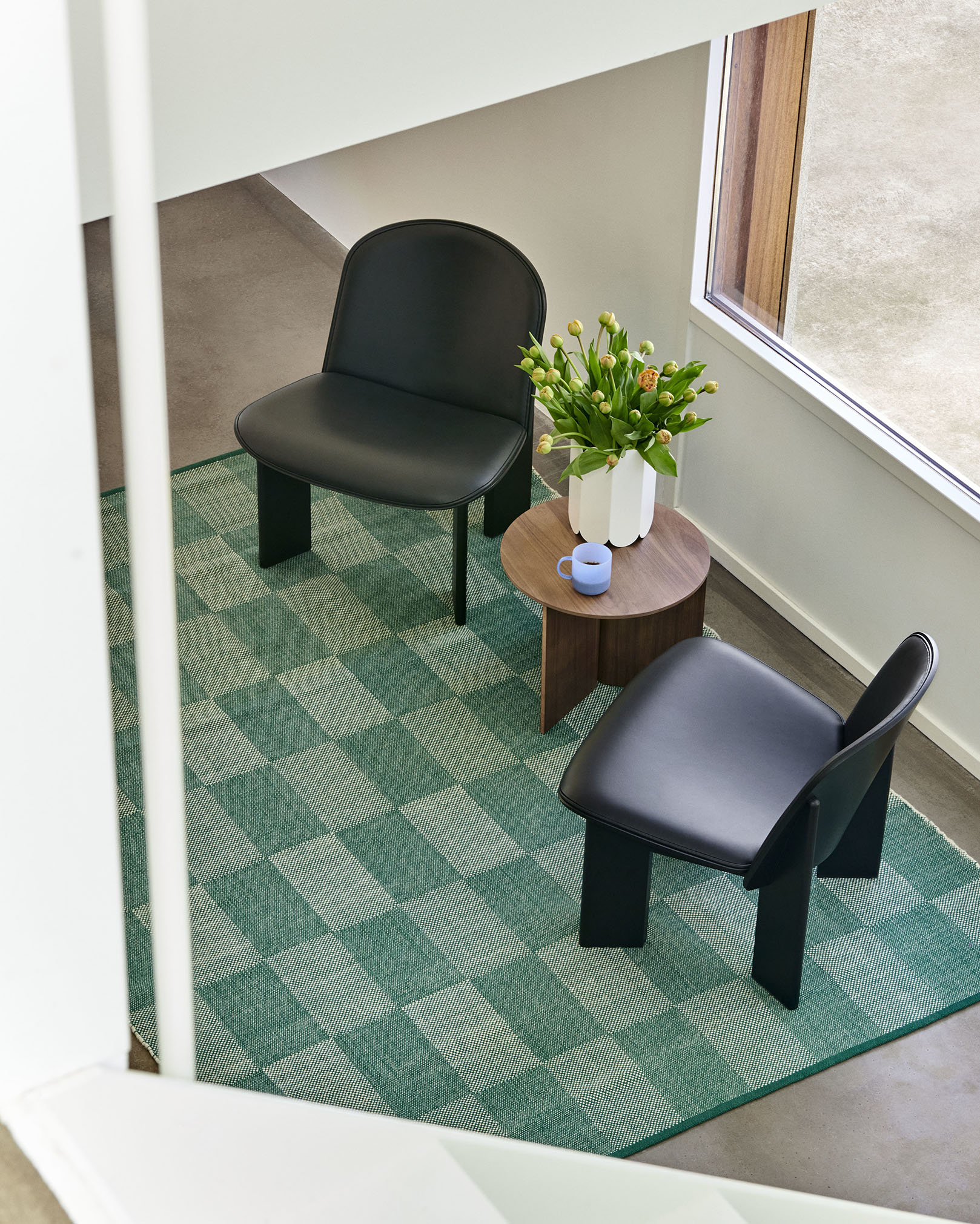 SLIT TABLE WOOD ROUND / Φ45 x H35.5 cm - テーブル | 【公式】HAY