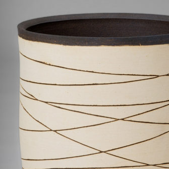 炭化白化粧刷搔落花器 | 作家作品｜英窯