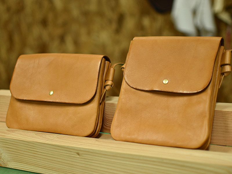 大人気！2部屋サコッシュ(CP-9)に荷物入れてみました。｜革鞄・革小物