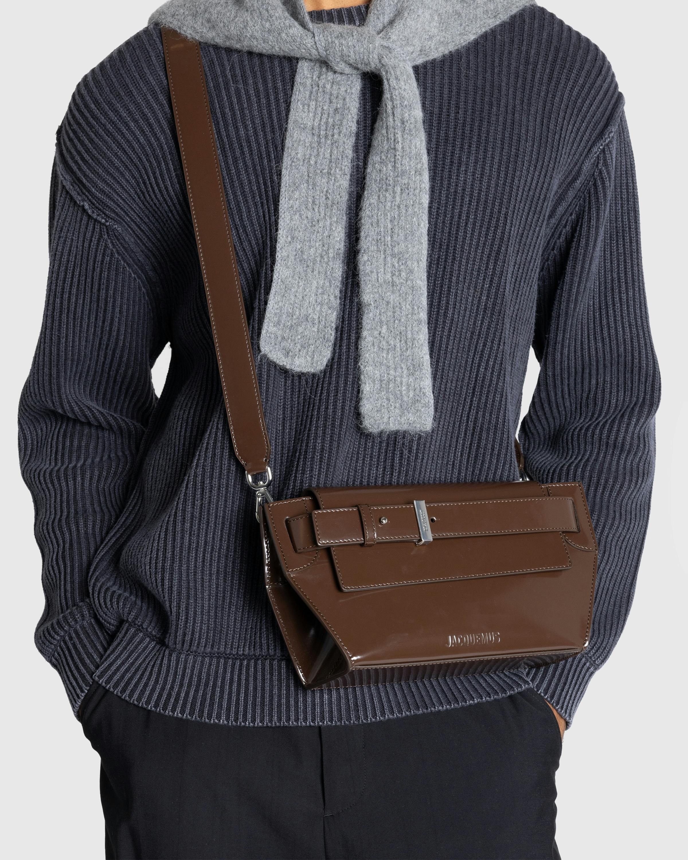 JACQUEMUS – Le Messenger Capri Midnight Brown