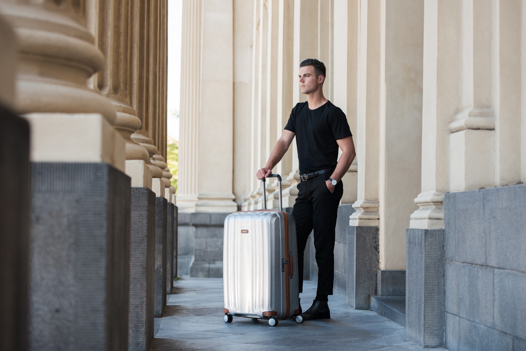 サムソナイト ブラックレーベル〉｜上質な旅のお供は、ワンランク上の