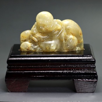 ブラジル産]ゴールドルチルクォーツ彫刻/布袋様（専用木製台座付