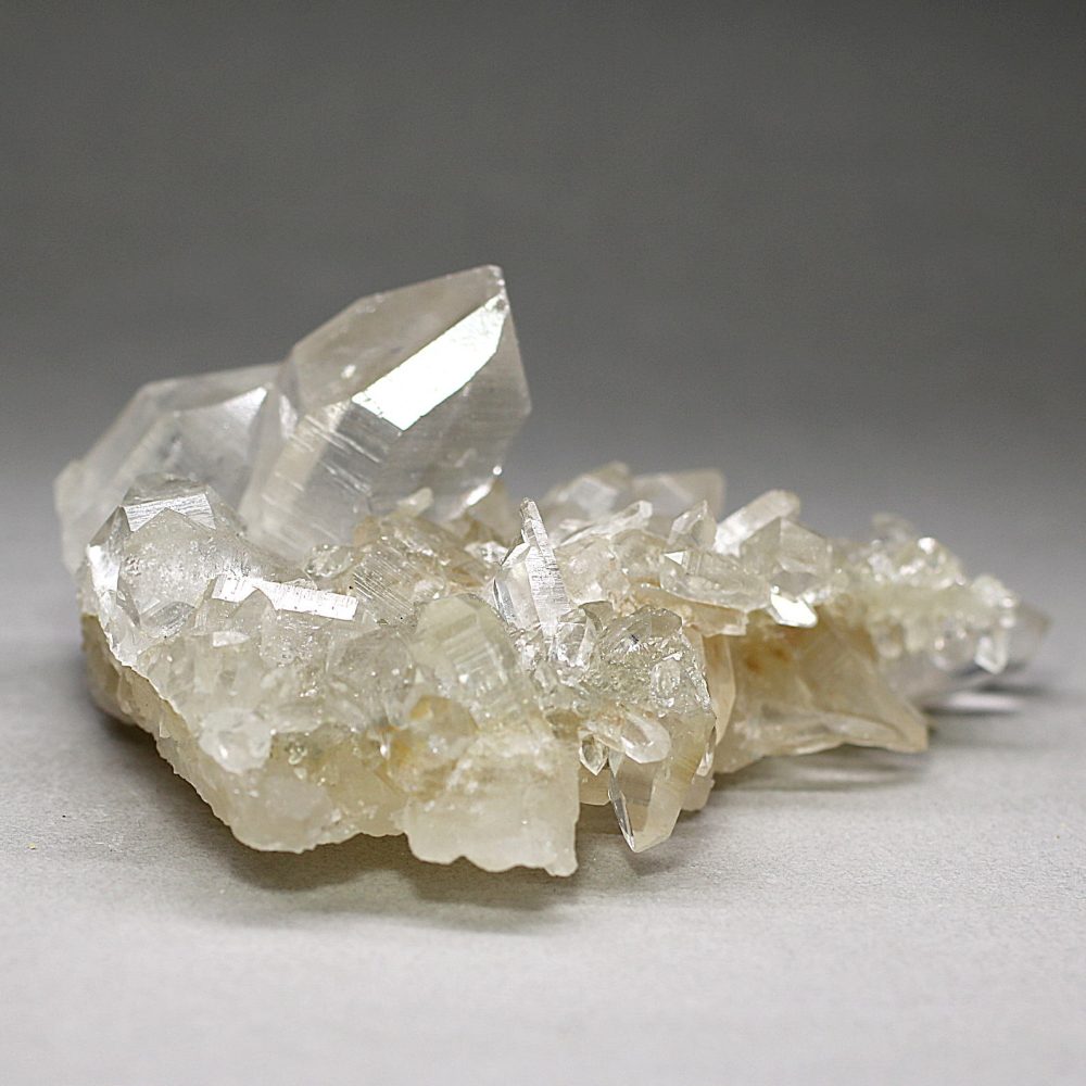 特別価格/高品質・マニカラン産]ヒマラヤ水晶クラスター/原石/淡い