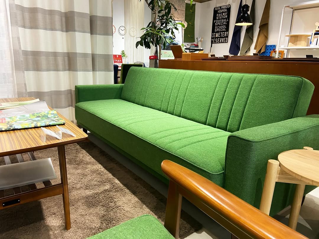 №1290_【生産終了】カリモク60スリーピングソファ展示入りました