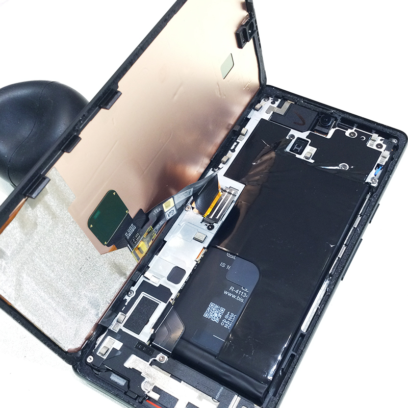 Google Pixel 6a 膨張したバッテリーの交換 | スマホ修理ならiCracked