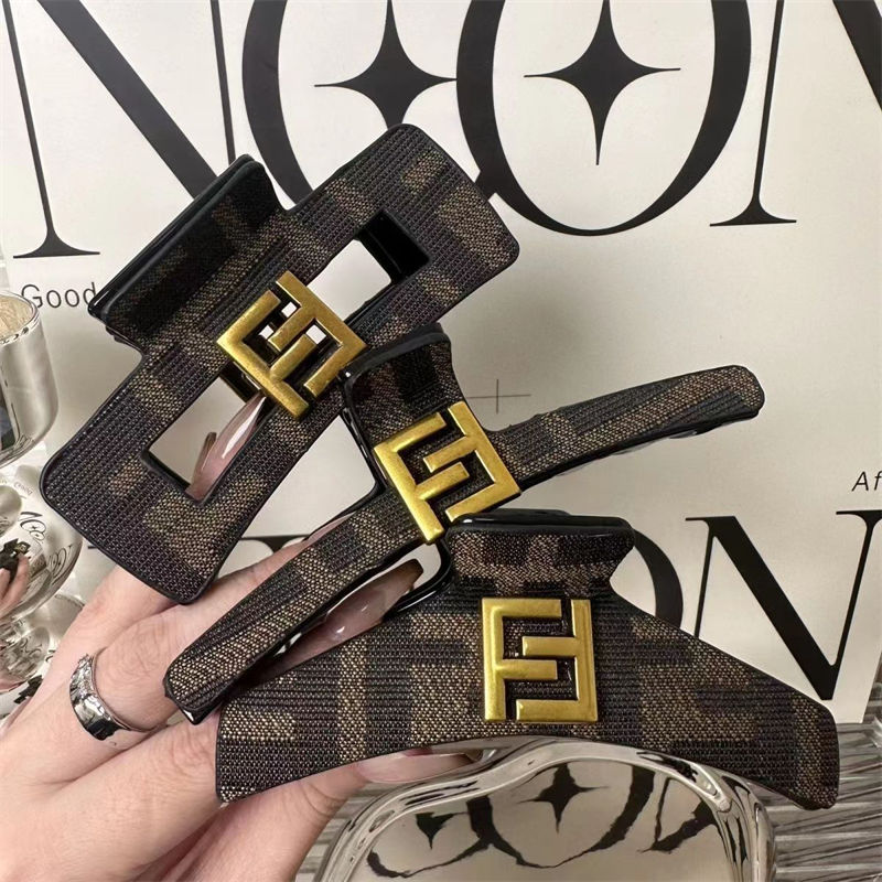 フェンディヘアクリップ 大きめ Fendi バンスクリップ 髪留め クリップ