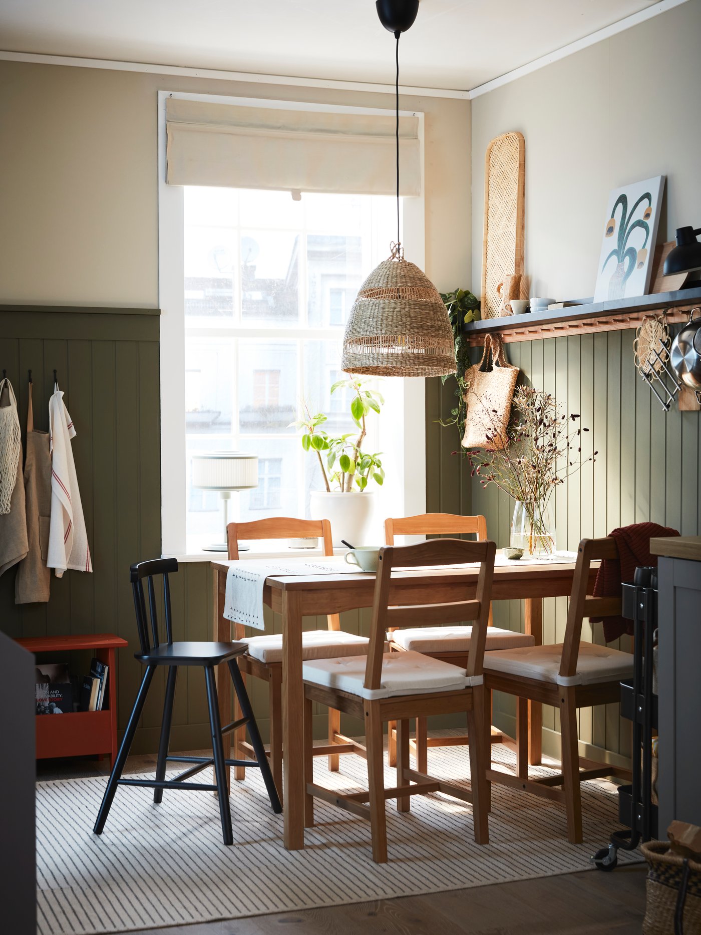 家族みんなが快適に使える小さなコテージスタイルのダイニングルーム