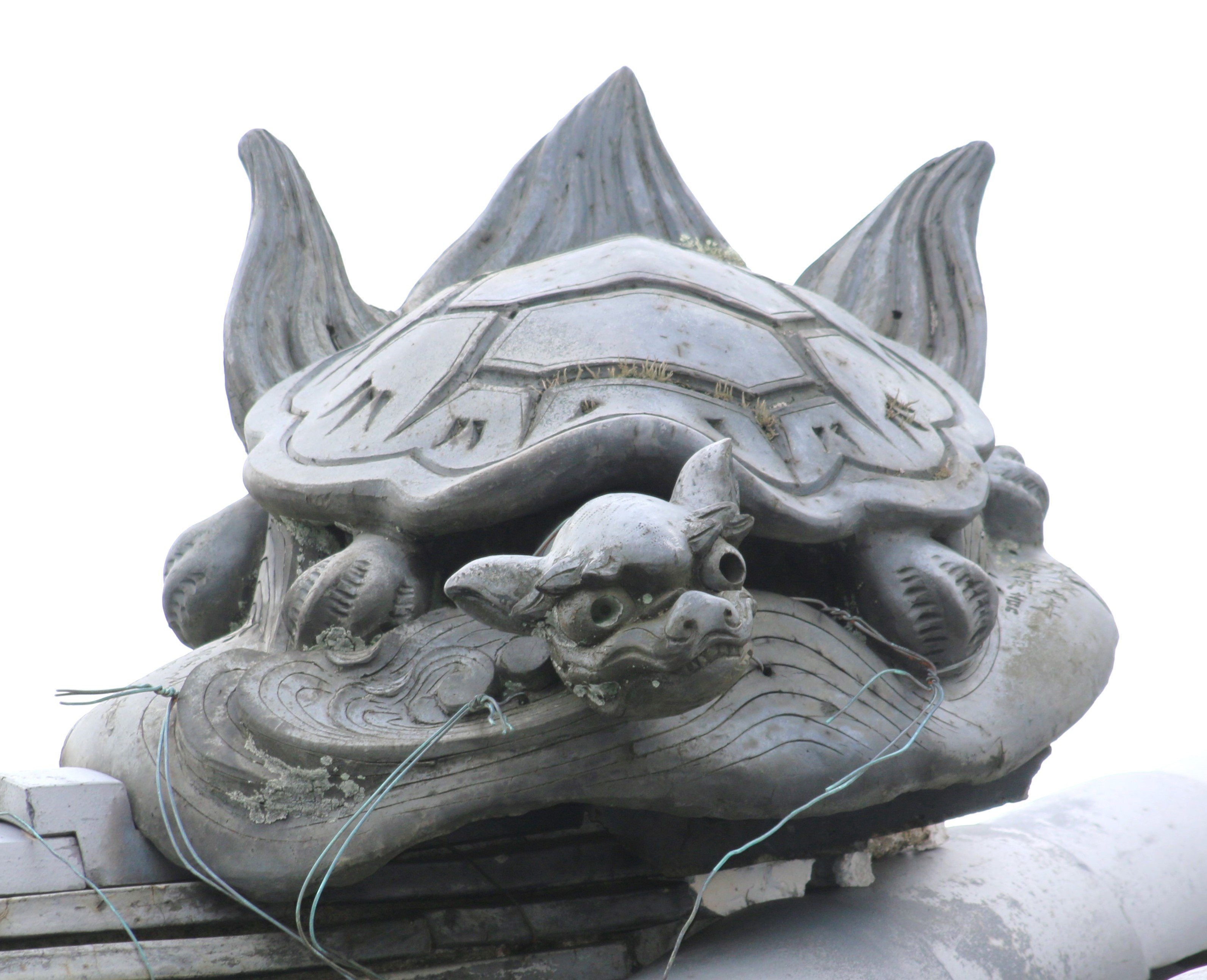 縁起物の蓑亀（みのかめ）です。瓦屋根では全国でよく見かけます