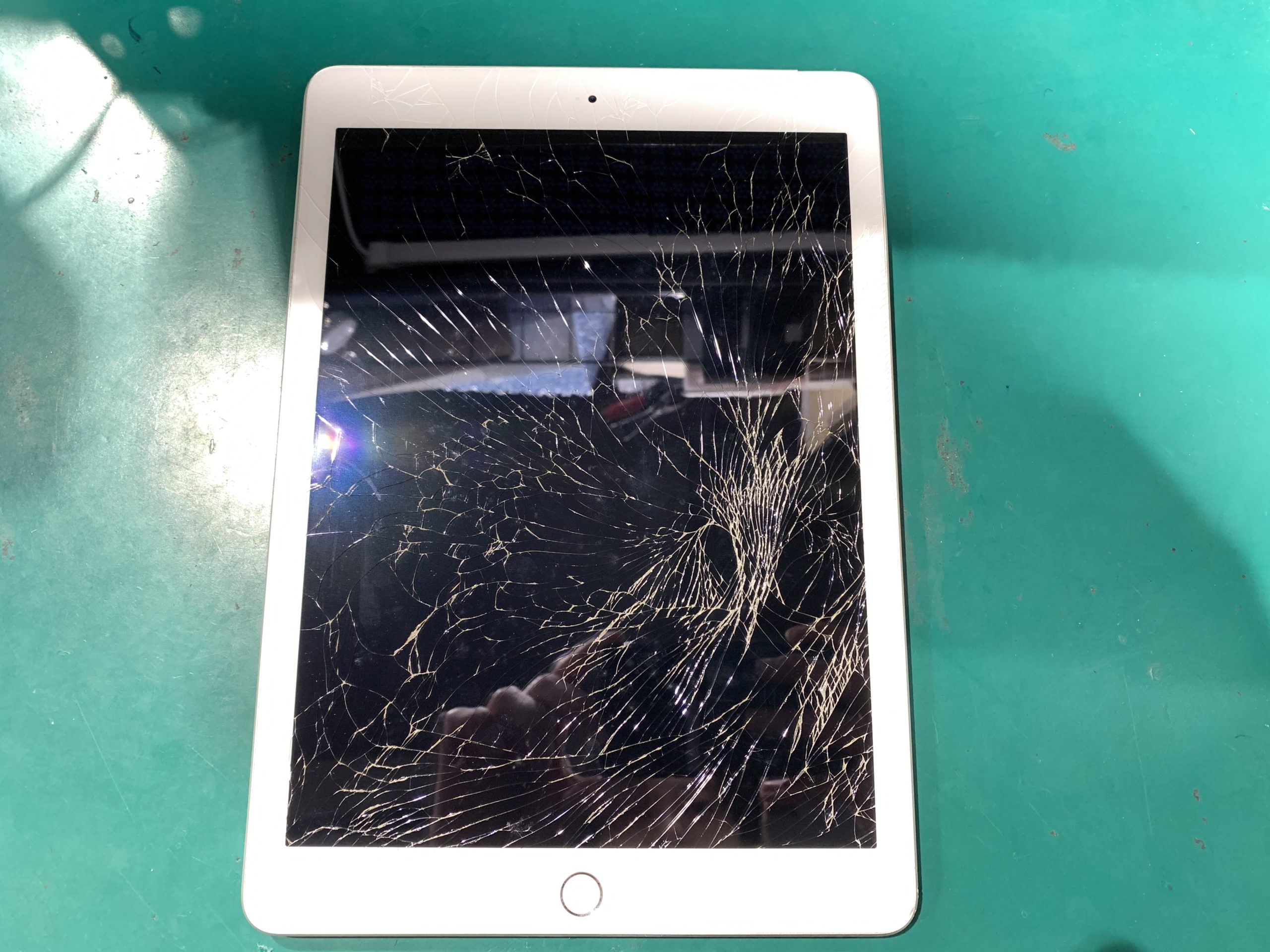 iPad 第5世代のフロントパネル交換を承りました。 | iPhone修理
