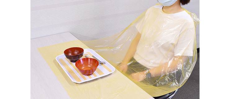 ディスポ食事用エプロンPE｜医療・介護施設向け製品｜イワツキ株式会社