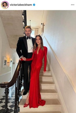 ヴィクトリア・ベッカム、深めスリット入り真っ赤なドレスで色気ダダ