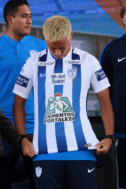 パチューカの入団セレモニーで背番号「2」のユニホームを…：本田圭佑