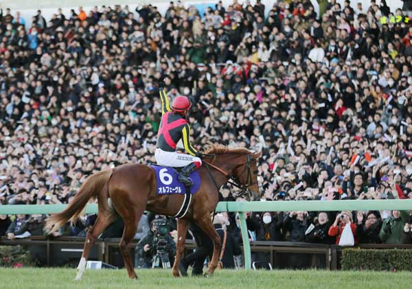 ◎引退レースの有馬記念で圧勝 中央競馬…：奇跡の馬 オルフェーヴル